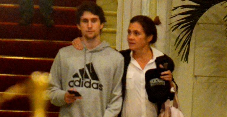 Adriana Esteves faz raríssima aparição com o filho mais velho