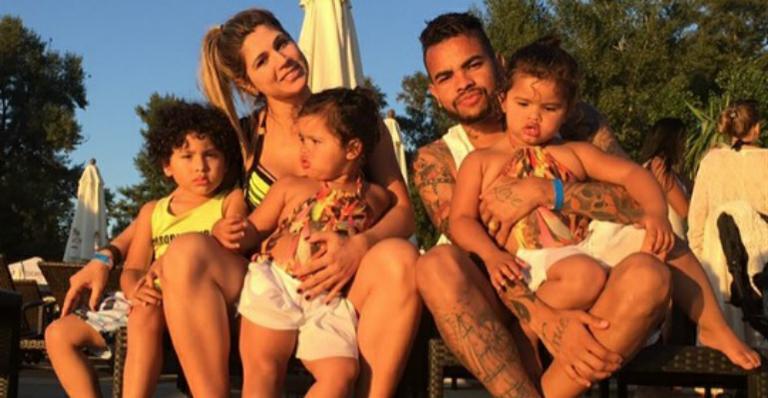 Dentinho e Dani Souza curtem luxuoso clube com os filhos