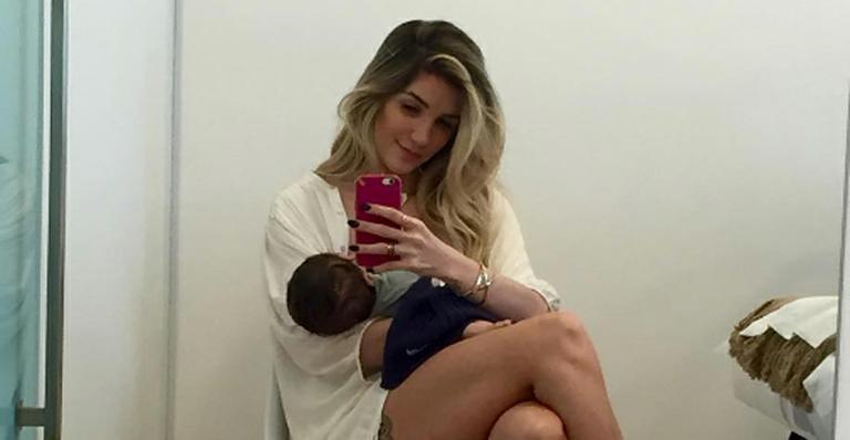 Aline Gotschalg mostra foto amamentando Lucca: “Nada melhor na vida”