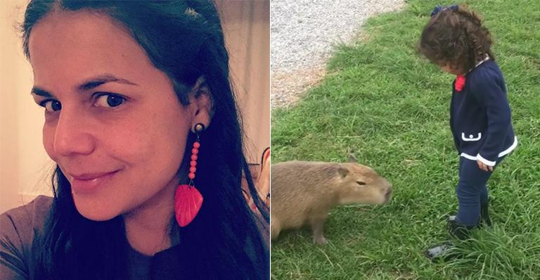 Que fofura! Nívea Stelmann mostra a filha brincando com uma capivara