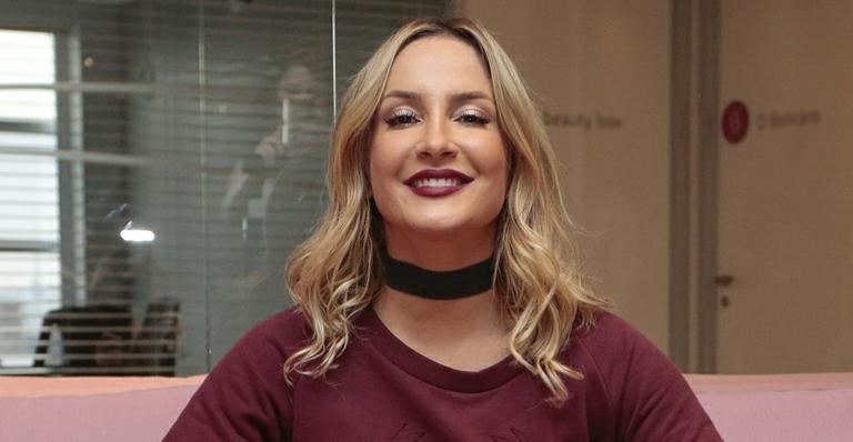 Na piscina, Claudia Leitte faz rara aparição sem maquiagem e surpreende os fãs