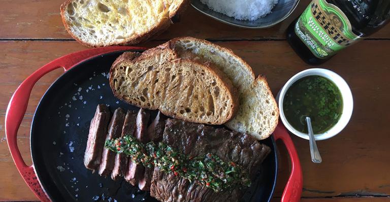 Receita do dia: fraldinha com chimichurri e pão Sordough com azeite Filippo Berio