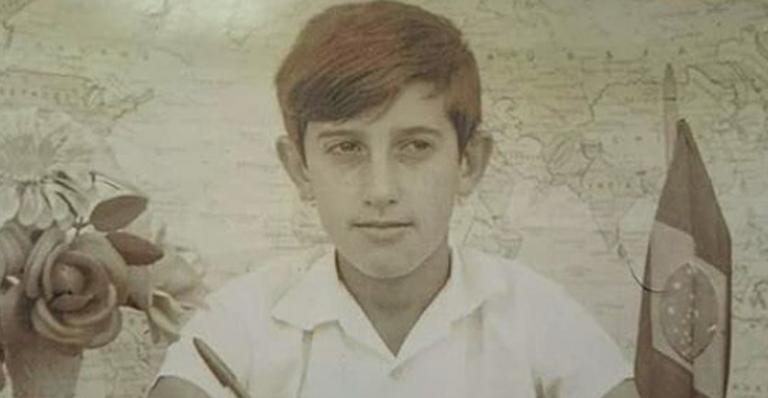 Ratinho abre o baú e mostra foto da infância: “Tô velho”