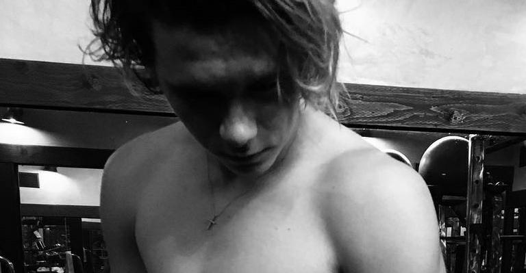Aos 17 anos, Brooklyn Beckham exibe corpo musculoso