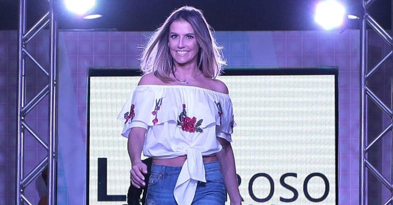 Deborah Secco tem dia de modelo em desfile em São Paulo