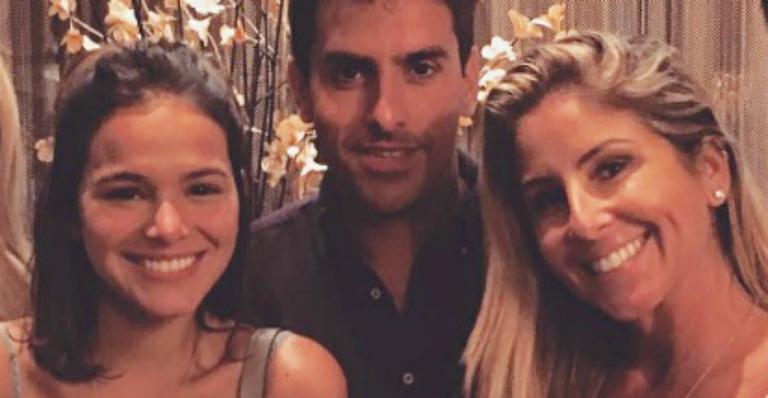 Com decote no limite, Bruna Marquezine esbanja sensualidade durante jantar com amigos nos EUA