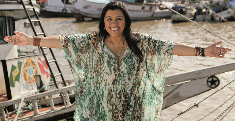 Regina Casé leva a família para assistir atletismo nas Olimpíadas