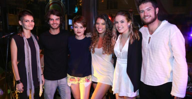 Ana Terra Blanco celebra seus 27 anos com sarau em família