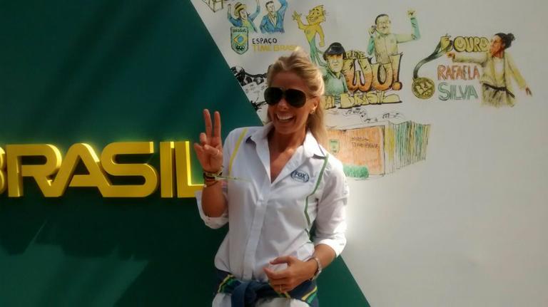 Adriane Galisteu prestigia judoca em evento no Rio 
