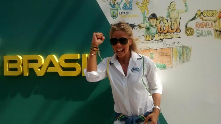 Adriane Galisteu prestigia judoca em evento no Rio 