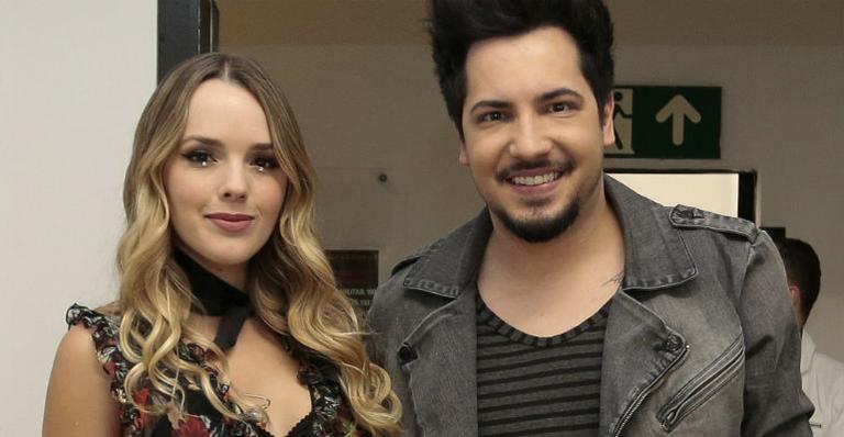 Thaeme & Thiago se apresentam durante desfile de moda em São Paulo