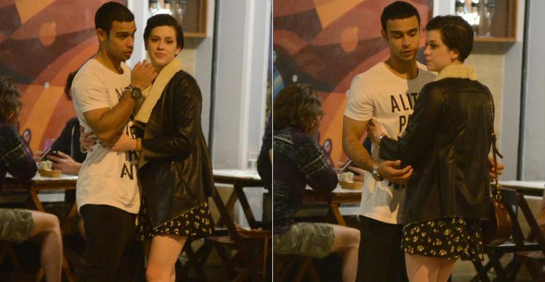 Sophia Abrahão e Sérgio Malheiros trocam carinhos após jantar no Rio de Janeiro