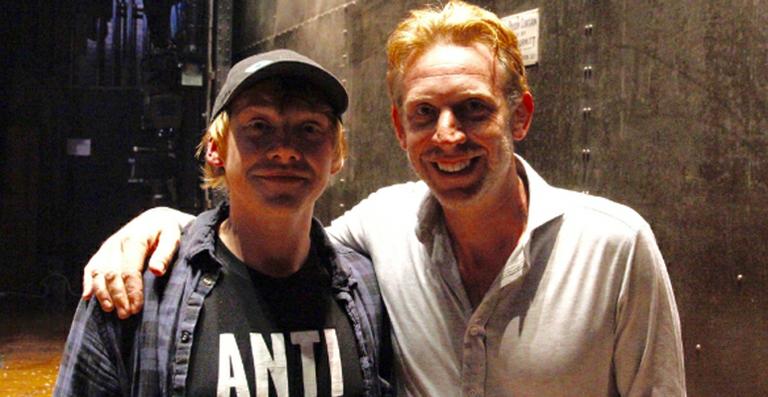 Rupert Grint visita o elenco de peça de teatro sobre Harry Potter