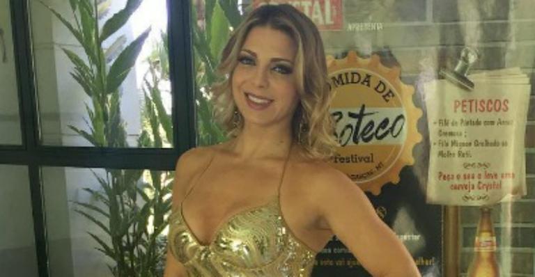 Sheila Mello posa com a barriga saradíssima de fora e impressiona fãs: “Humilha mais”