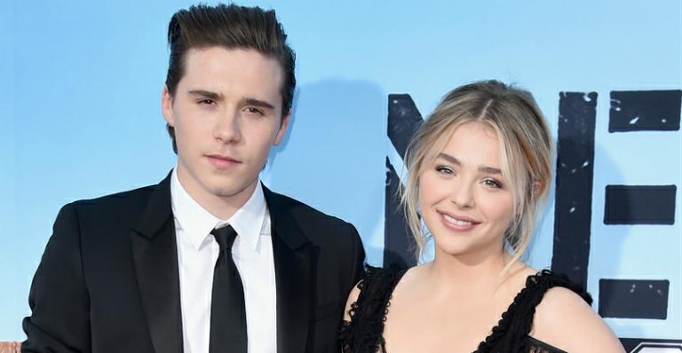 Brooklyn Beckham fotografa a namorada, Chloë Moretz, fazendo topless na praia