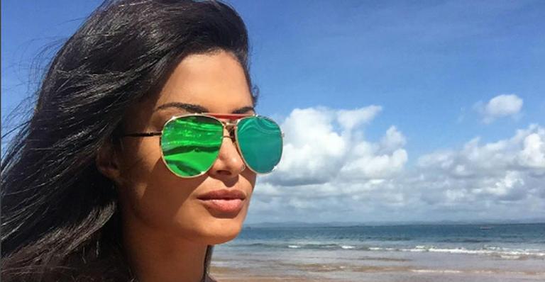 De biquíni, Aline Riscado posa nas redes sociais: “Muita luz”