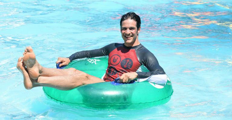 Mateus Solano curte férias com a família no Ceará