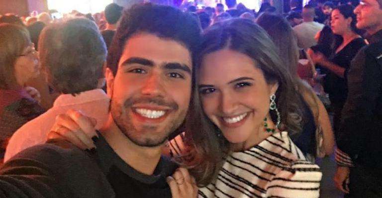 Juliana Paiva posa com o eleito em clima de romance