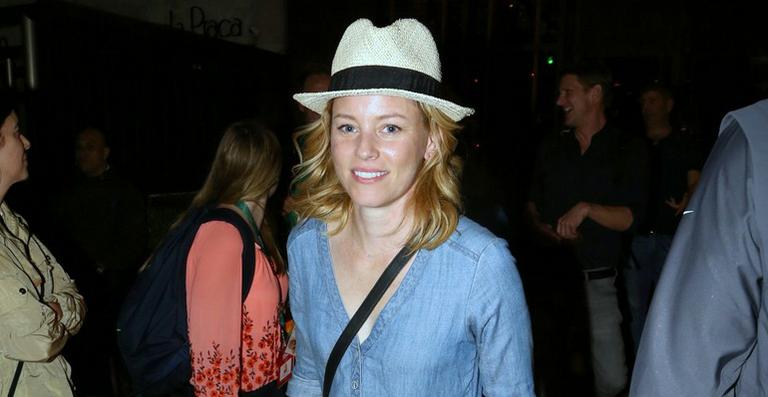 Simpática, Elizabeth Banks é fotografada em restaurante no Rio