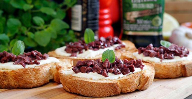Receita rápida: bruschetta com creme de queijo e pesto de azeitonas pretas