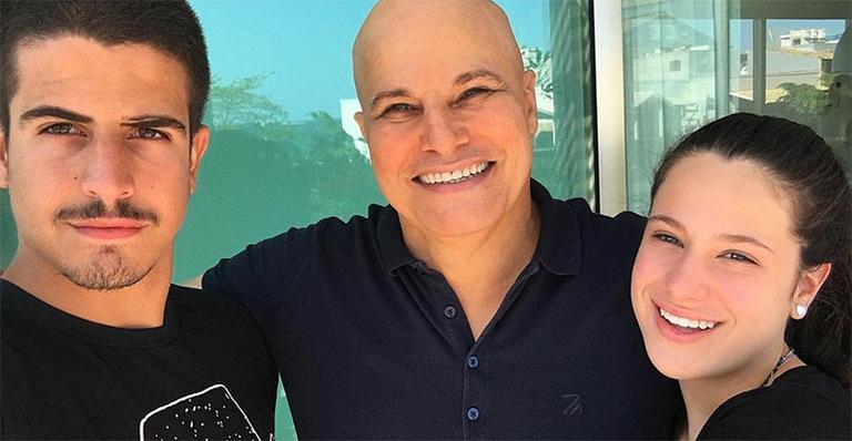 Edson Celulari ganha o carinho dos filhos e agradece: ‘Obrigado pelo cuidado’