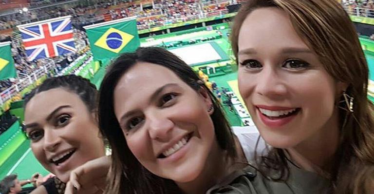 Pé quente! Mariana Ximenes e Thaila Ayala assistem dobradinha brasileira na ginástica