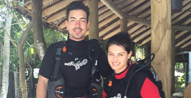 Isabeli Fontana publica foto nua na piscina em lua de mel com Di Ferrero