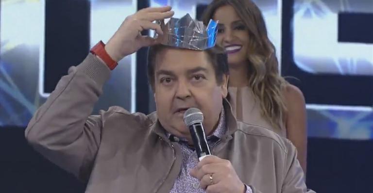 Faustão se irrita com coroa na cabeça de vencedor do ‘Iluminados’: “Coisa ridícula”