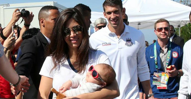 Michael Phelps passeia com o filho e a mulher, no Rio
