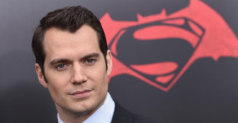Henry Cavill faz mistério sobre uniforme negro de Superman