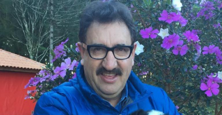 Ratinho sem bigode? Apresentador mostra como seria seu visual