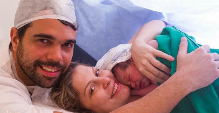Bárbara Borges mostra as lembrancinhas da maternidade do filho, Theo