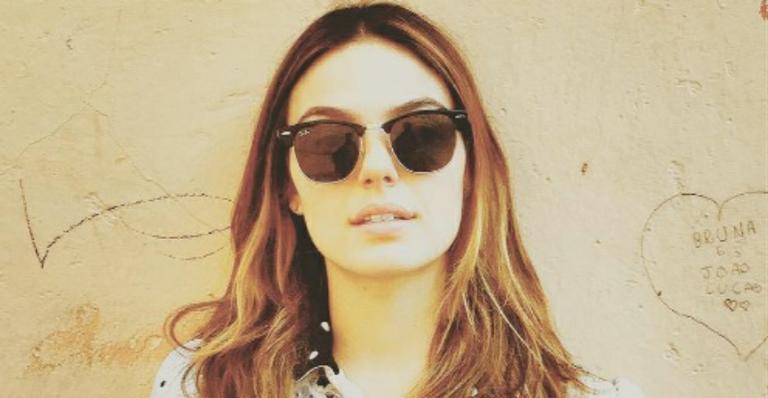 De biquíni branco, Isis Valverde exibe corpão escultural em praia de Bali