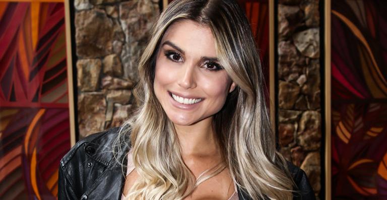 Lembra dela? Ex-BBB Flávia Viana aparece morena em show sertanejo