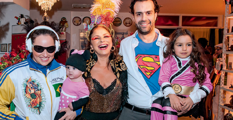 À fantasia, diva Fafá de Belém celebra 60 anos
