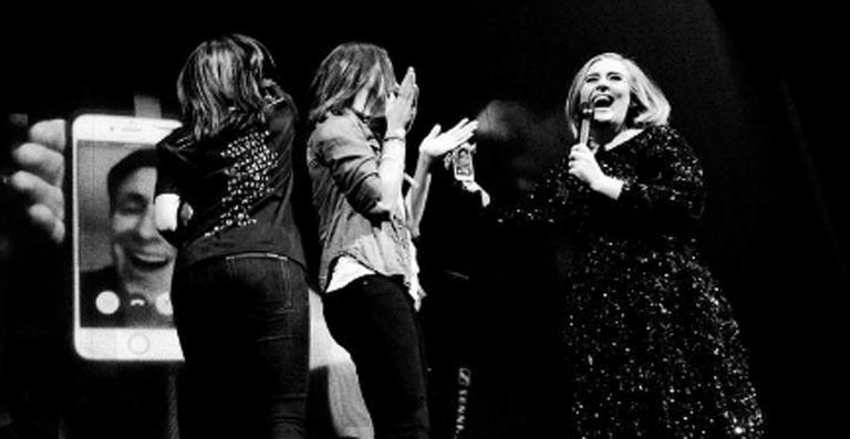 Adele faz videoconferência com fã doente que faltou ao seu show