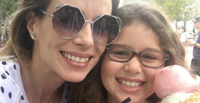 Ana Furtado e a filha, Isabella, se divertem tomando sorvete