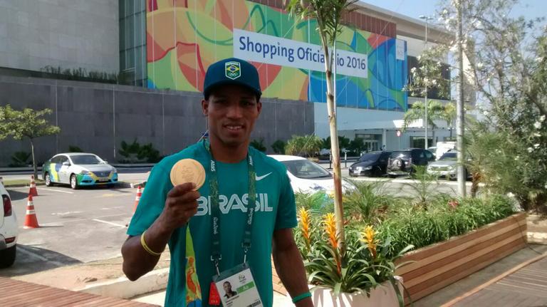 Robson Conceição exibe medalha olímpica