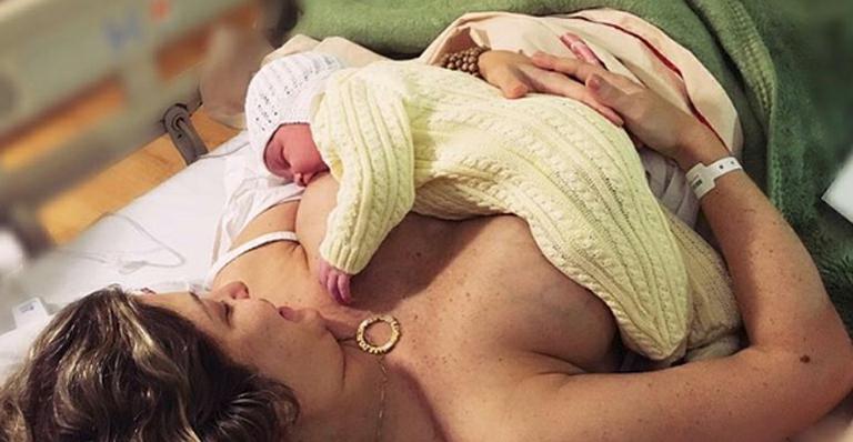 Bárbara Borges mostra o filho mamando: “Já agarradinho no peito”