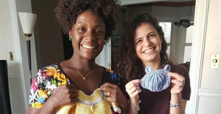 Adriana Alves exibe barriguinha de grávida em foto com a enteada, Julia Anquier