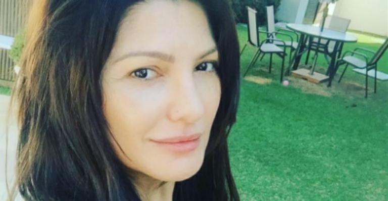 Antônia Fontenelle faz topless em jardim de mansão: “Piscina, sol e malzbier pra dar leite”
