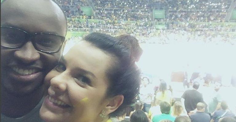 Thiaguinho e Fernanda Souza celebram vitória do Brasil no vôlei