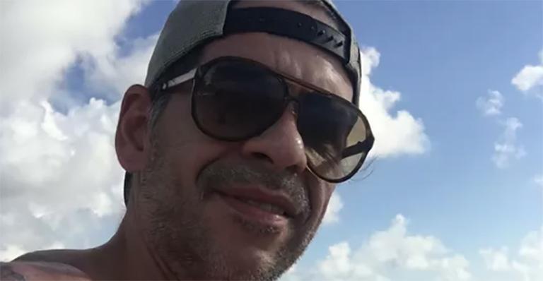 Leandro Hassum mostra peitoral definido em praia deserta