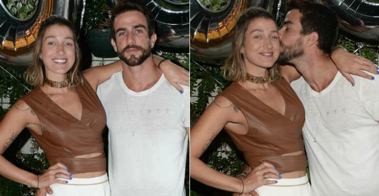 Gabriela Pugliesi troca carinhos com o namorado em evento na capital paulista