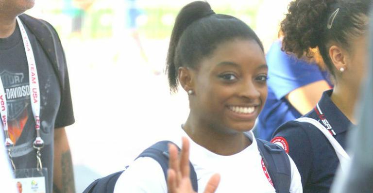 Simone Biles causa tumulto ao caminhar pelo calçadão de Copacabana