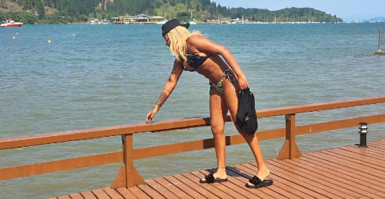 Ludmilla exibe corpão em foto de biquíni e ganha elogios: “Mulherão”