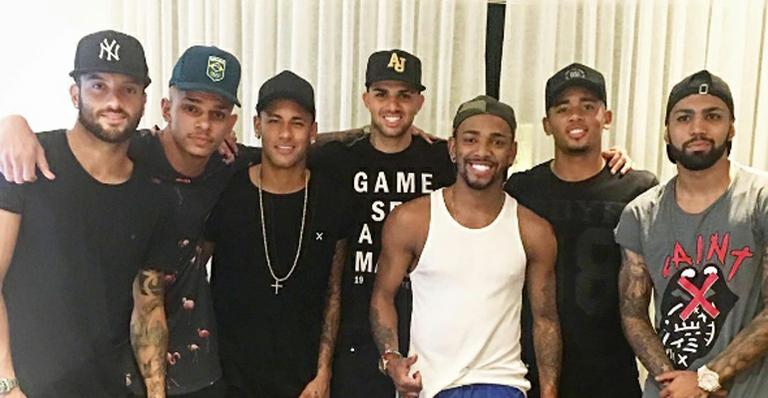 Após vitória, Neymar curte festa com Nego do Borel