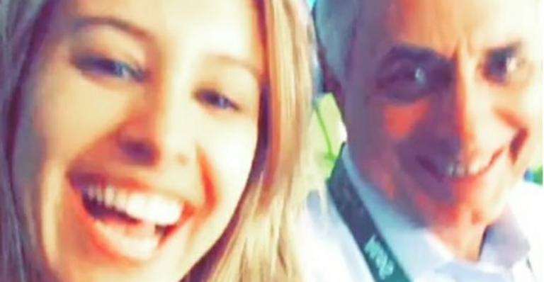 Após alfinetadas, Cris Dias posa sorridente com William Waack e público não perdoa: “Já fizeram as pazes?”