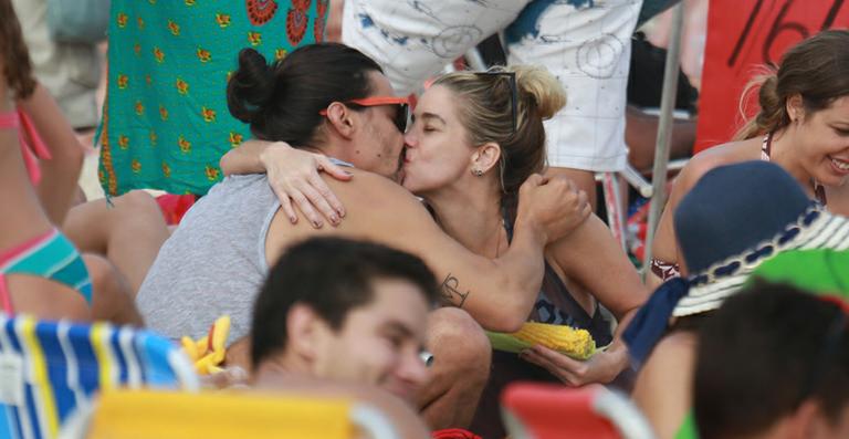 André Gonçalves e Danielle Winits namoram em praia no Rio de Janeiro