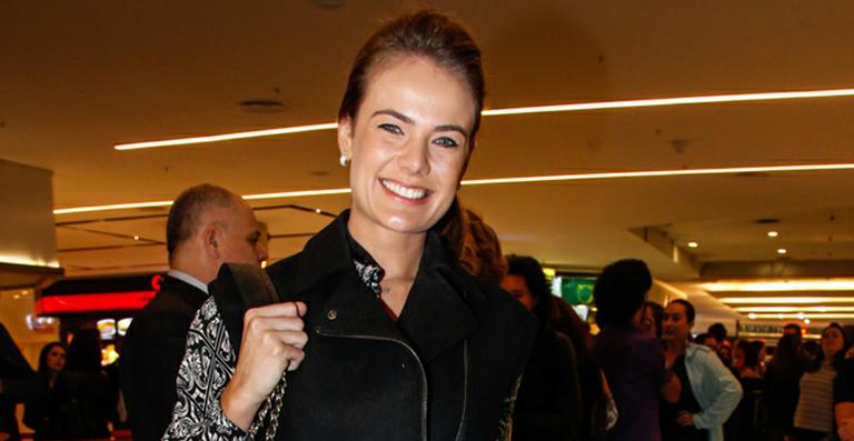 Thais Pacholek faz 33 anos, publica foto de cara lavada e desabafa